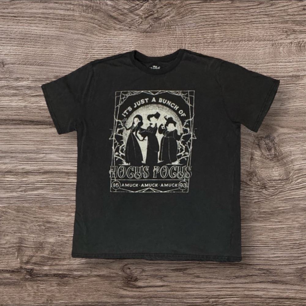 Disney Black Hocus Pocus Women’s Distressed T-Shirt Size‎ Medium